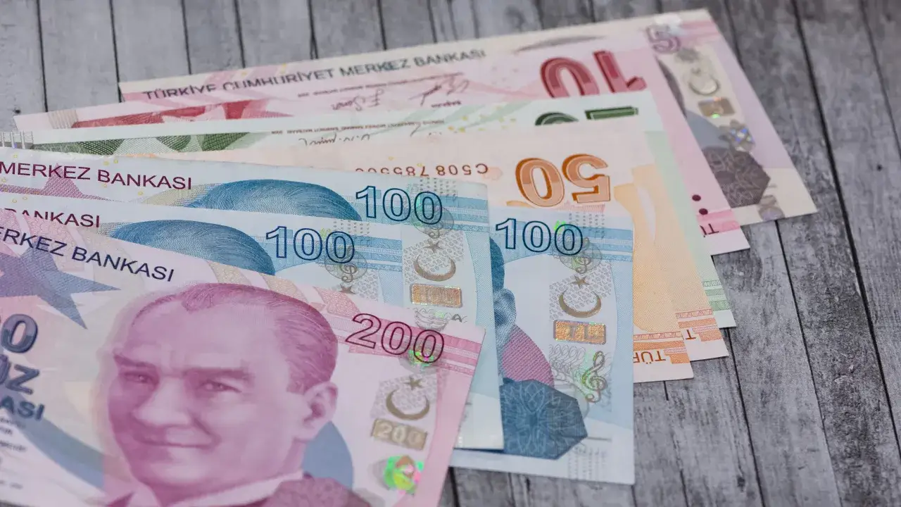 Tureckie liry, czyli czym płacić w Turcji. Widoczne banknoty o nominałach 5, 10, 50, 100 i 200 lir.