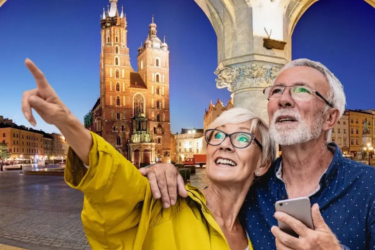 Para seniorów odkrywa urok Krakowa. Idealne wycieczki dla samotnych seniorów, którzy chcą podróżować w towarzystwie.