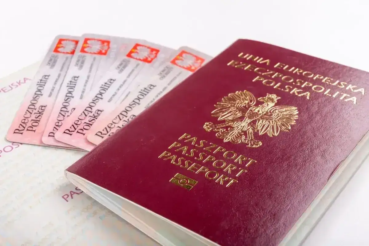 Polski paszport i kilka dowodów osobistych. Planujesz podróż? Czy do Londynu trzeba paszport? Sprawdź!