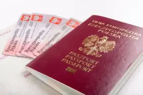 Polski paszport i kilka dowodów osobistych. Czy do Danii potrzebny jest paszport? Tak, jeśli nie jesteś obywatelem UE.