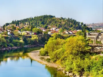 Malowniczy widok na miasteczko w Czarnogórze nad rzeką. Marzysz o bezpośrednie loty do Czarnogóry?