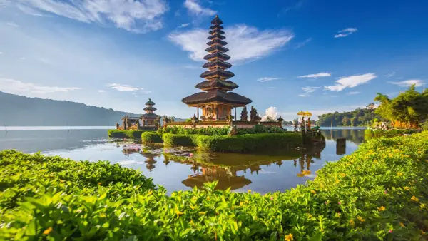 Piękna świątynia Pura Ulun Danu Bratan na Bali, idealne miejsce na wakacje. Warto rozważyć bali szczepienia przed podróżą.