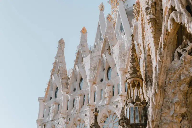 Niesamowity weekend w Barcelonie! Widok na fasadę Sagrada Familia, z jej unikalnymi detalami i wieżami wznoszącymi się ku niebu.