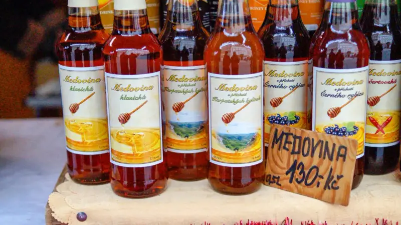 Butelki miodu pitnego (medoviny) - klasyczna, z czarnej porzeczki, z karpackich ziół. Warto kupić w Czechach!